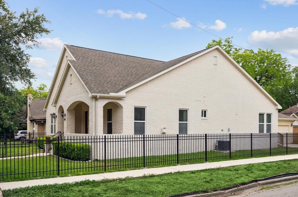 801 Pizer St, Houston TX  77009-5252 exterior