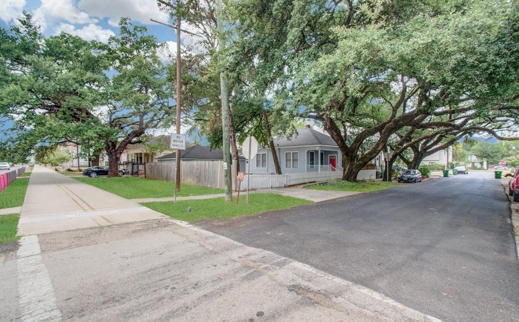 2009 Johnson St, Houston TX  77007-2914 exterior