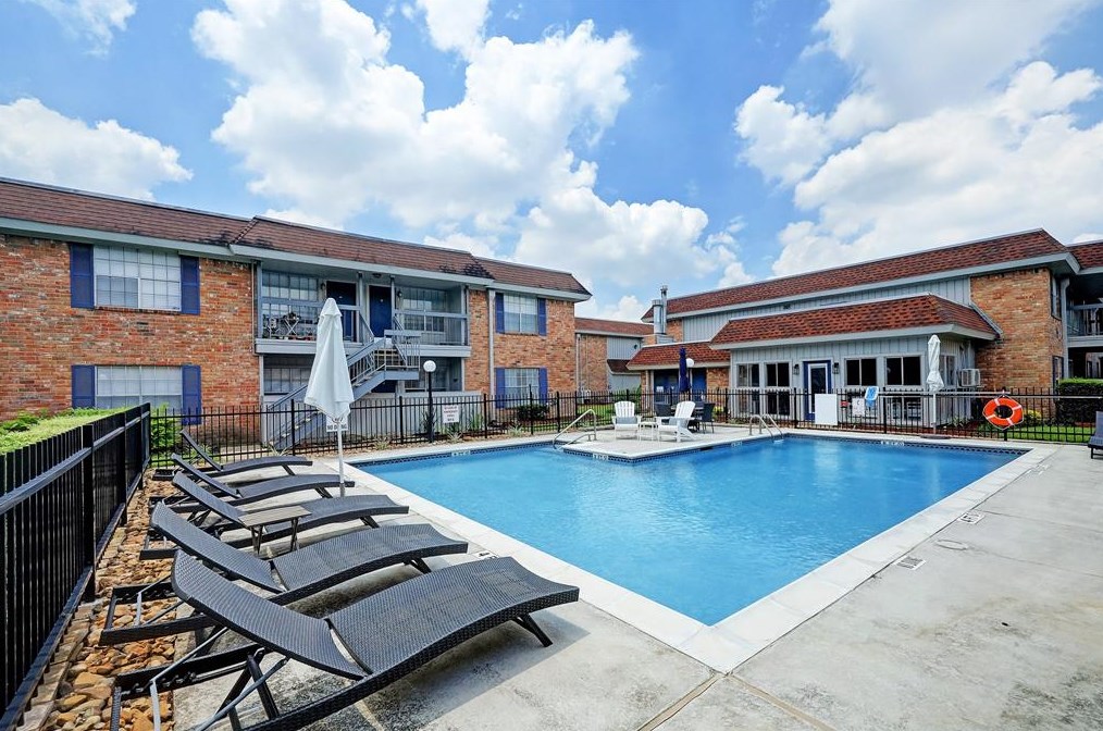 2250 Bering Dr, Houston TX  77057-4765 exterior