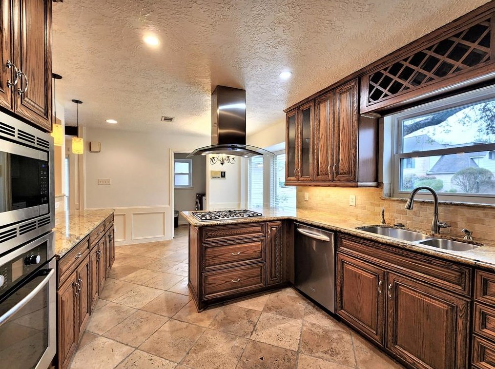 11318 Chevy Chase Dr, Houston TX  77077-6402 exterior