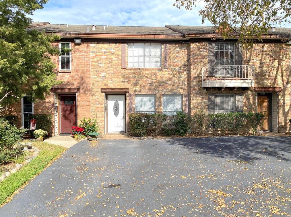 10690 Hazelhurst Dr, Houston TX  77043-3218 exterior