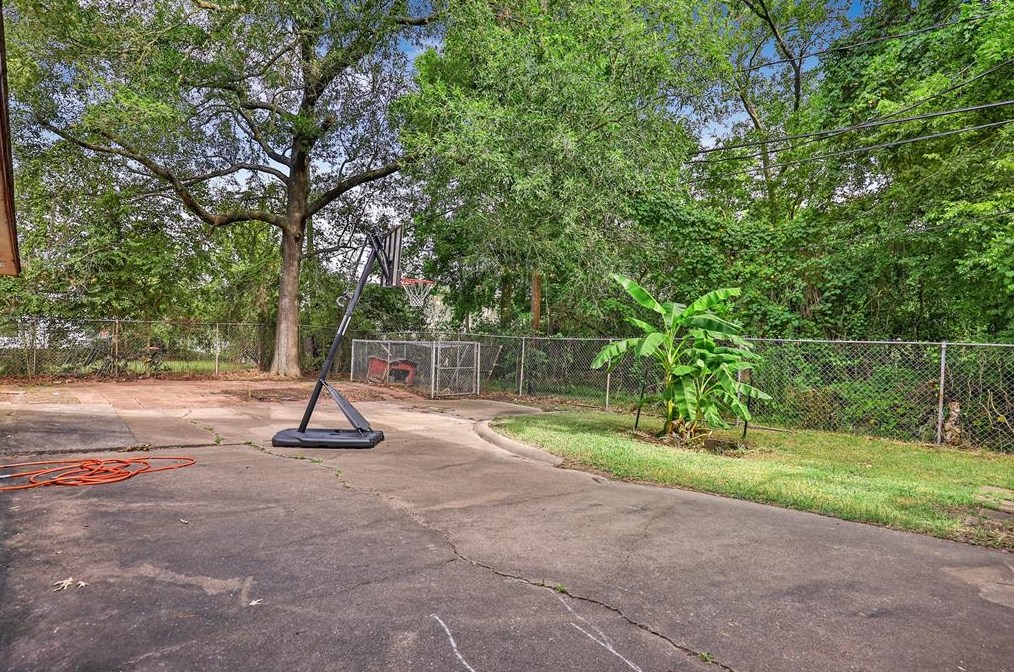 12415 Eastbrook Dr, Houston TX  77013-5011 exterior