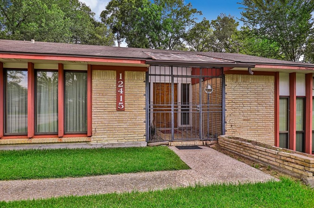 12415 Eastbrook Dr, Houston TX  77013-5011 exterior