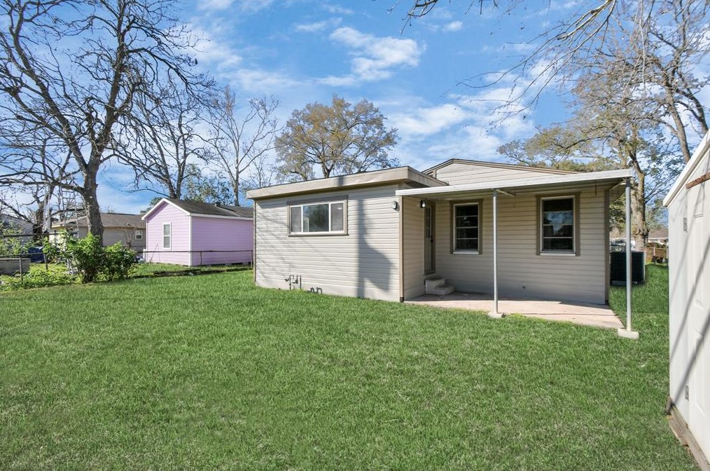 7318 Dixie Dr, Houston TX  77087-5421 exterior