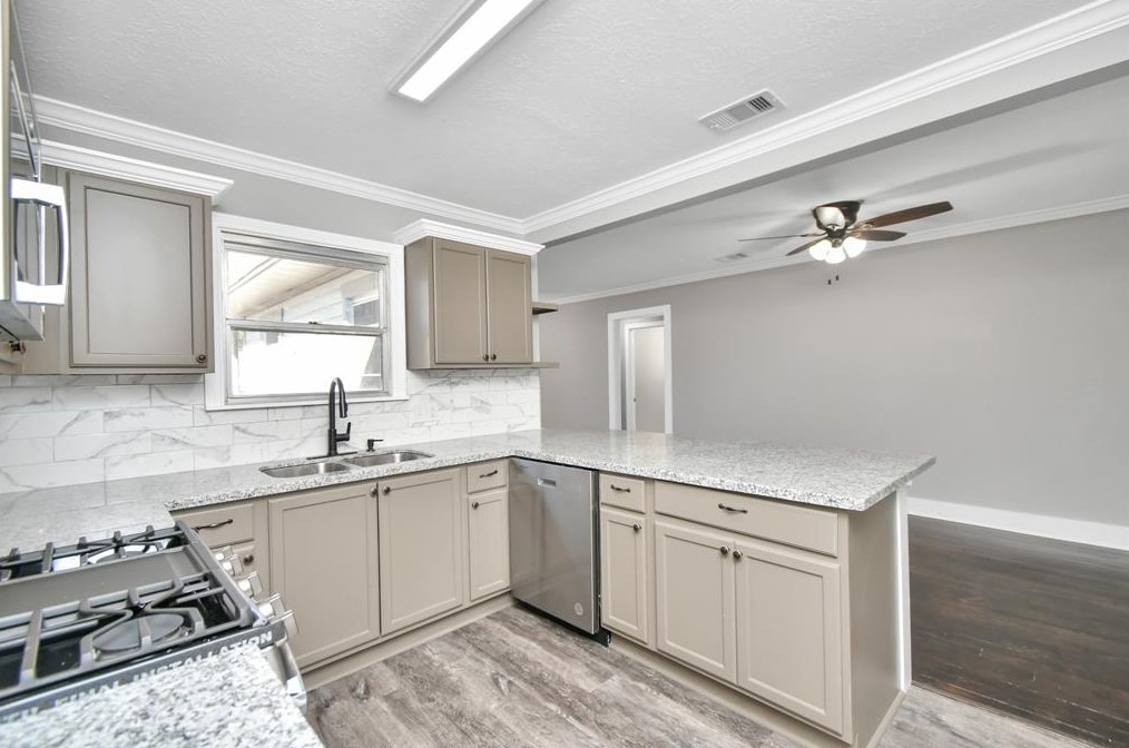 7318 Dixie Dr, Houston TX  77087-5421 exterior