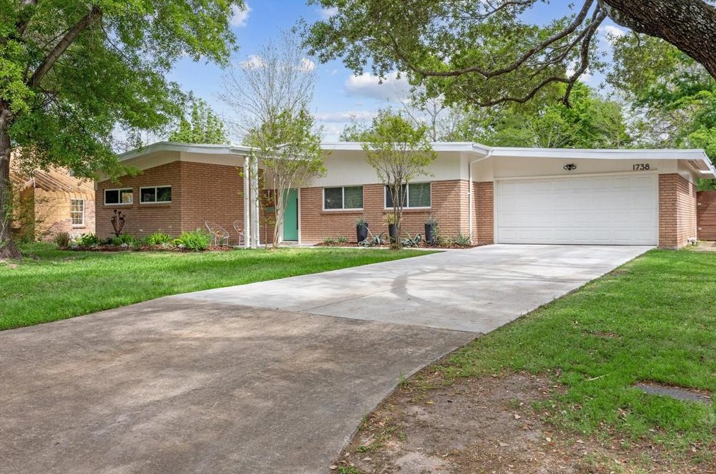 1738 Maux Dr, Houston TX  77043-3318 exterior