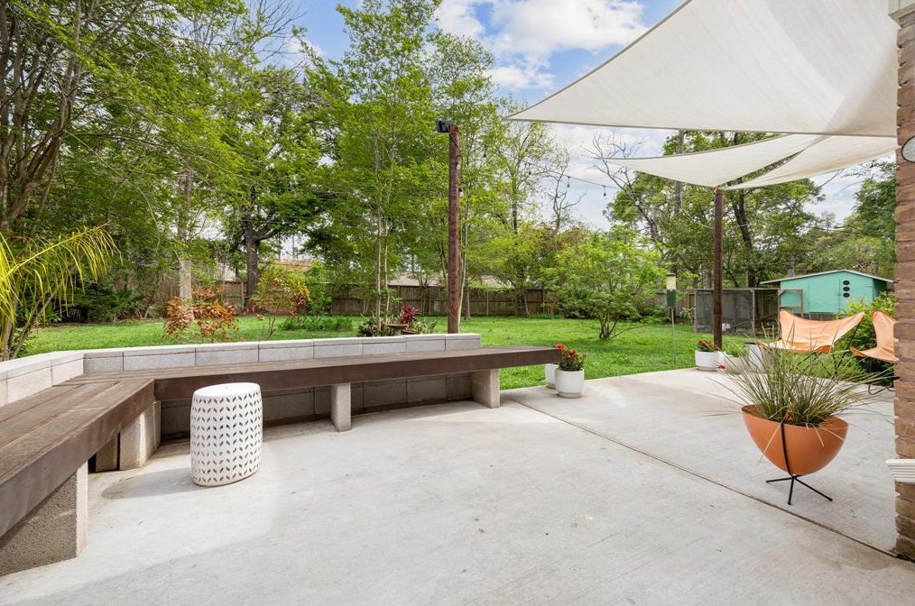 1738 Maux Dr, Houston TX  77043-2902 exterior