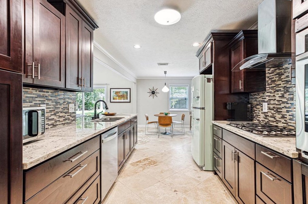 1738 Maux Dr, Houston TX  77043-2902 exterior