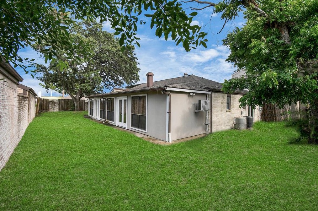 7018 Marisol Dr, Houston TX  77083-2306 exterior