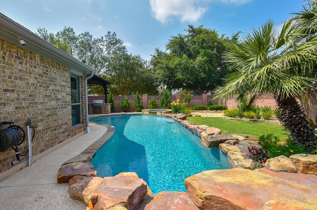 2226 Ascot Ln, Sugar Land TX  77479-6686 exterior