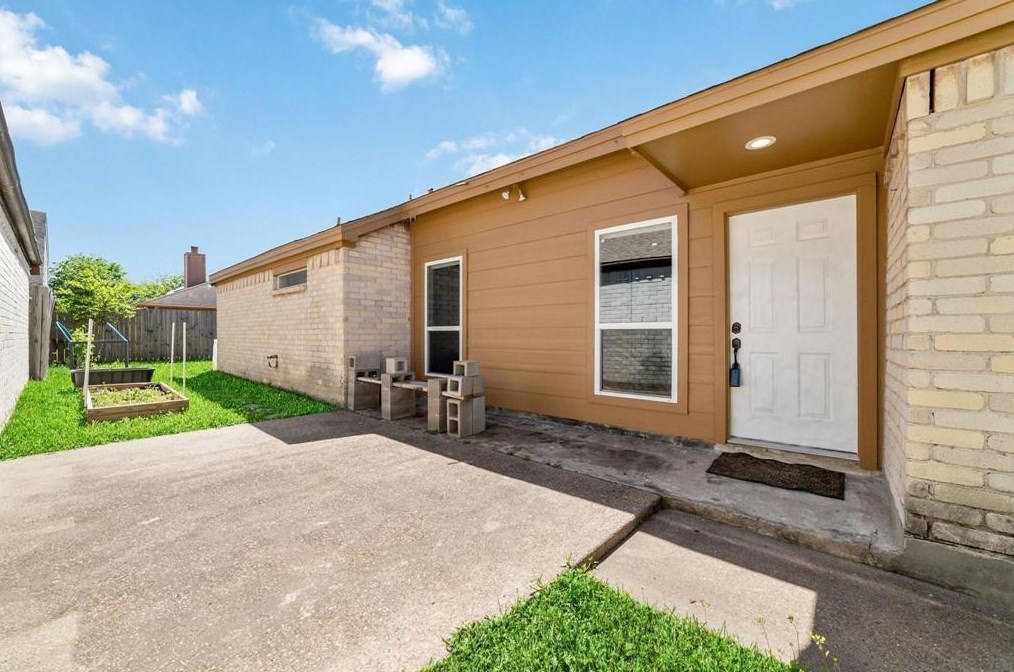 7919 Arbor Meadow Dr, Houston TX  77071-3218 exterior