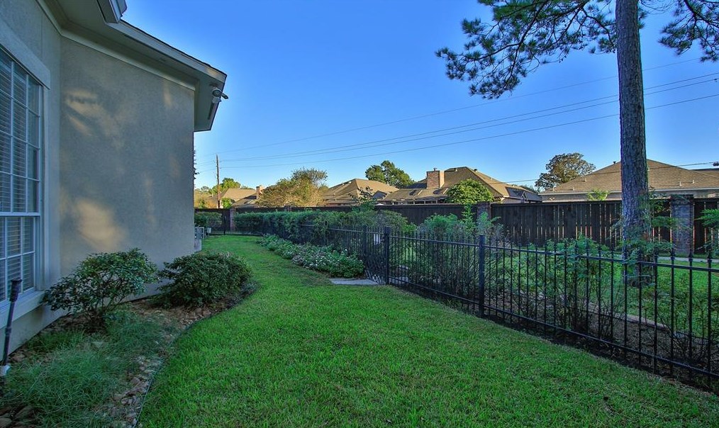 15 Champion Villa Dr, Houston TX  77069-1428 exterior