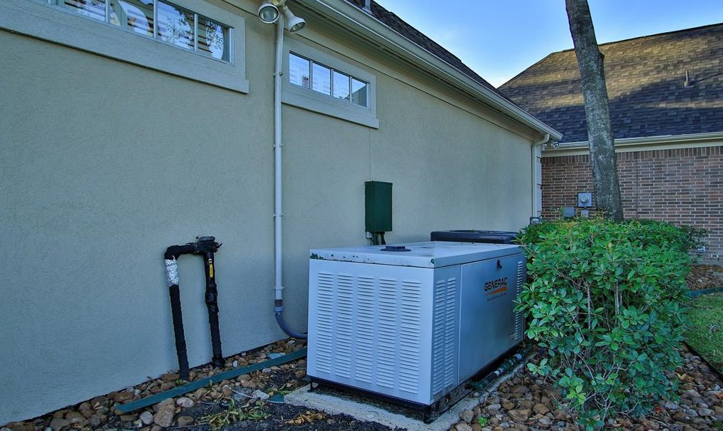 15 Champion Villa Dr, Houston TX  77069-1428 exterior