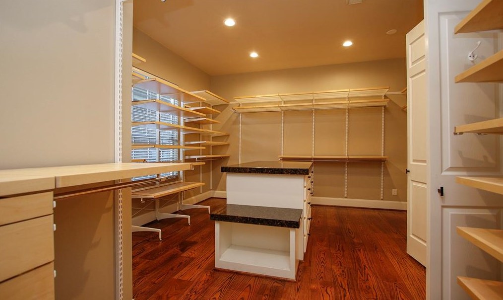 15 Champion Villa Dr, Houston TX  77069-1428 exterior