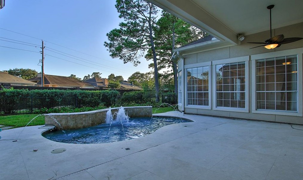 15 Champion Villa Dr, Houston TX  77069-1428 exterior