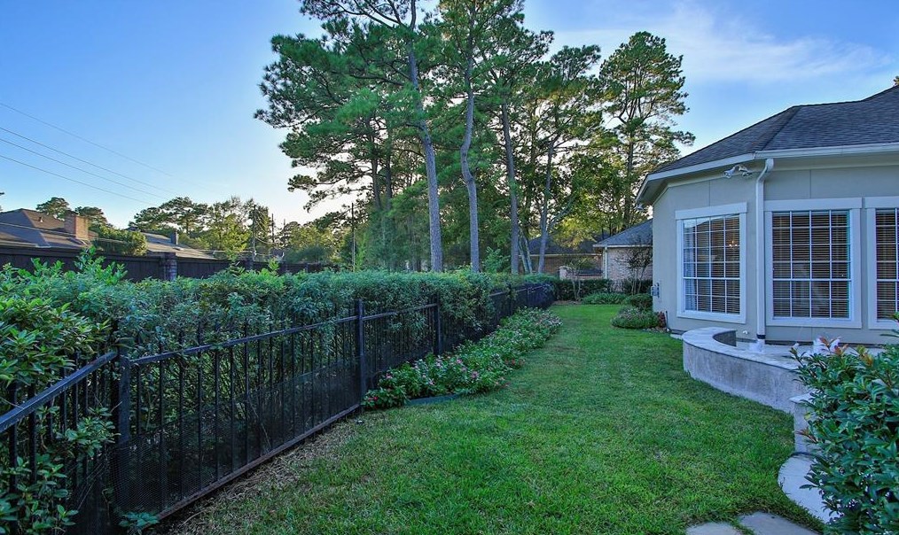 15 Champion Villa Dr, Houston TX  77069-1428 exterior