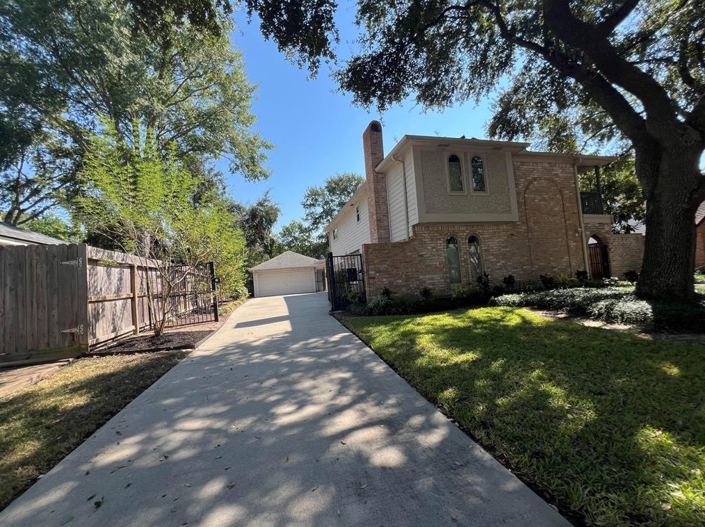 11824 Westmere Dr, Houston TX 77077-3716 exterior