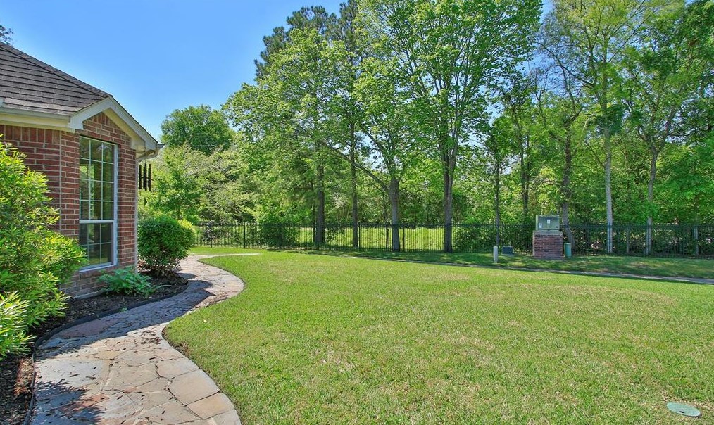 57 Champion Villa Dr, Houston TX  77069-1426 exterior