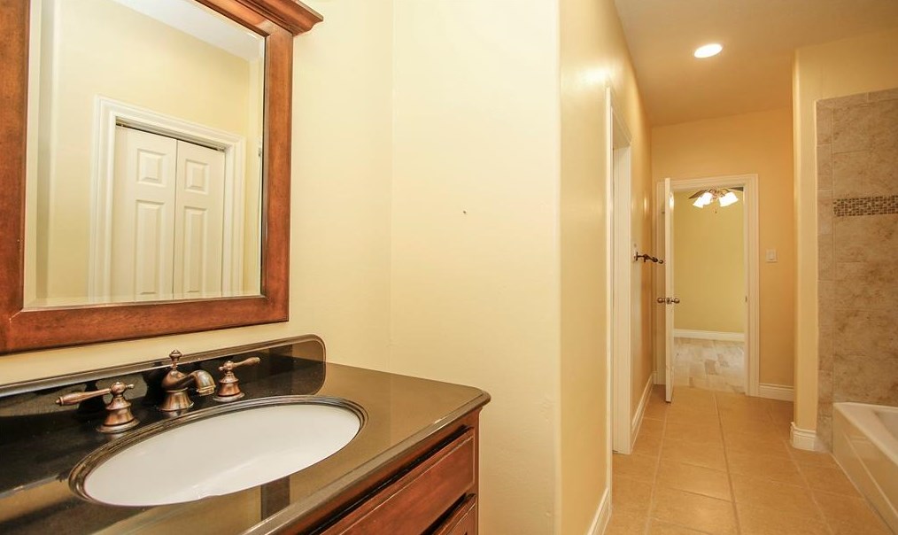57 Champion Villa Dr, Houston TX  77069-1426 exterior