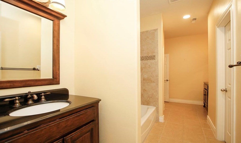 57 Champion Villa Dr, Houston TX  77069-1426 exterior