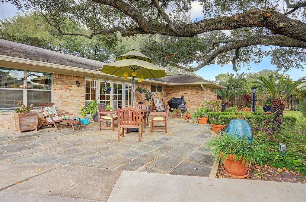 5335 Yarwell Dr, Houston TX  77096-5329 exterior