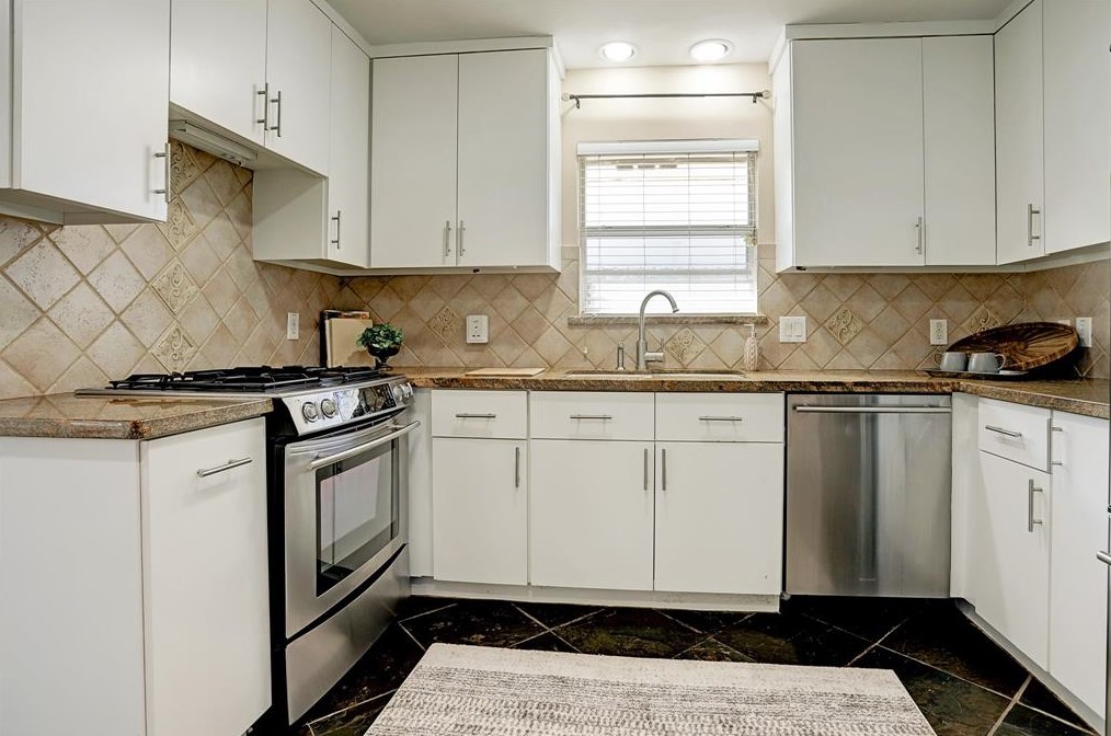 5335 Yarwell Dr, Houston TX  77096-5329 exterior