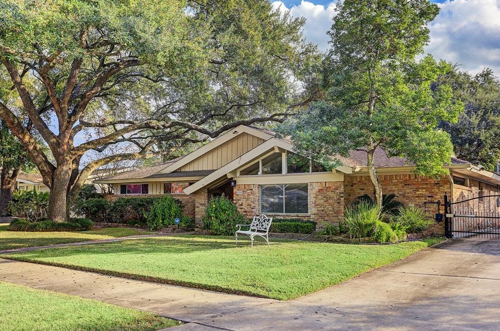 5335 Yarwell Dr, Houston TX  77096-5118 exterior