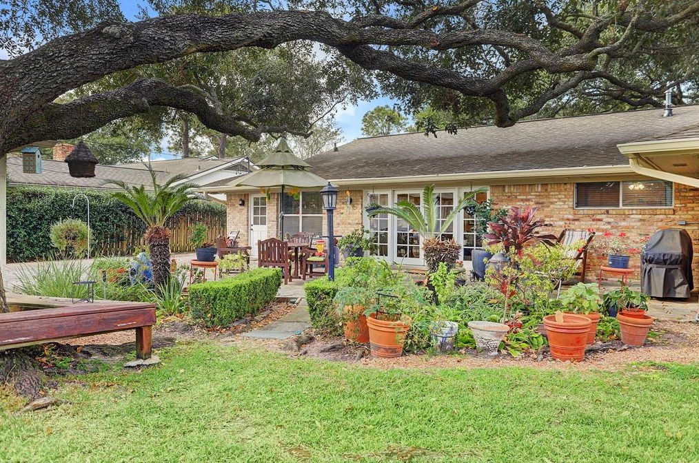 5335 Yarwell Dr, Houston TX  77096-5329 exterior