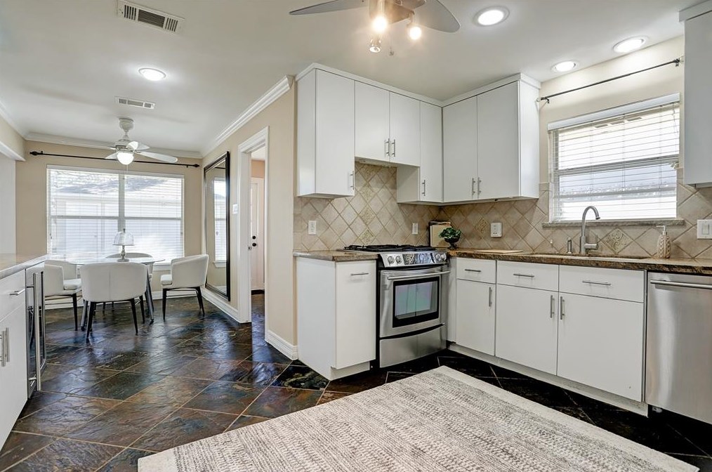 5335 Yarwell Dr, Houston TX  77096-5329 exterior