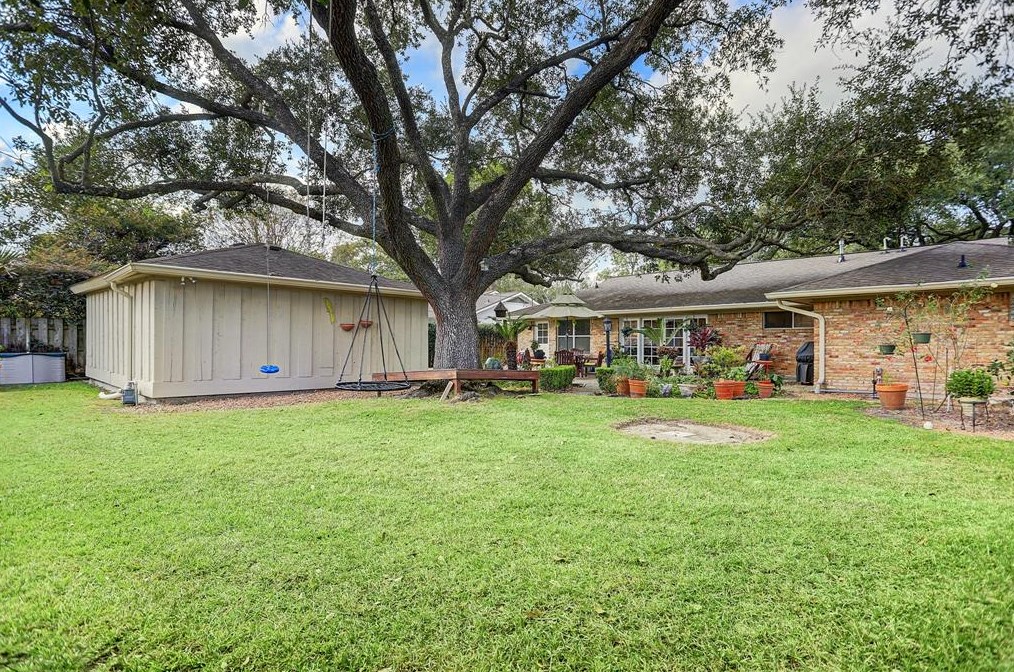 5335 Yarwell Dr, Houston TX  77096-5329 exterior