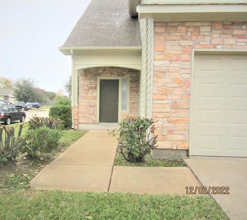 15318 Lucky Star Dr, Houston TX  77082-1268 exterior