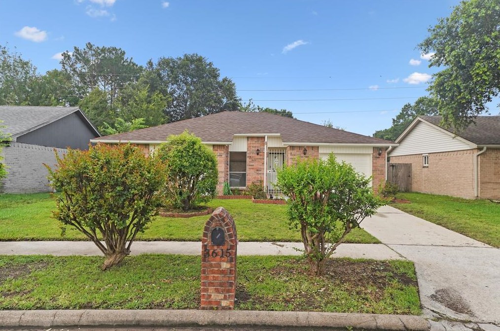 3615 Lancaster Walk Dr, Houston TX  77066-4104 exterior