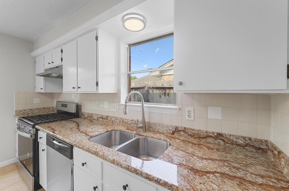 3615 Lancaster Walk Dr, Houston TX  77066-4104 exterior