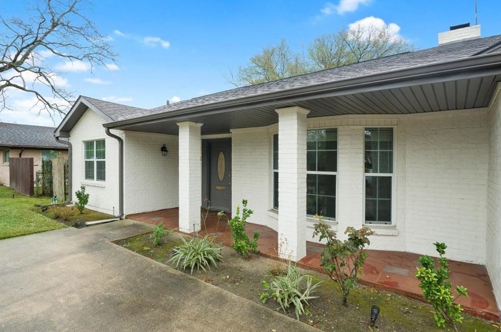 5443 Beechnut St, Houston TX  77096-1215 exterior
