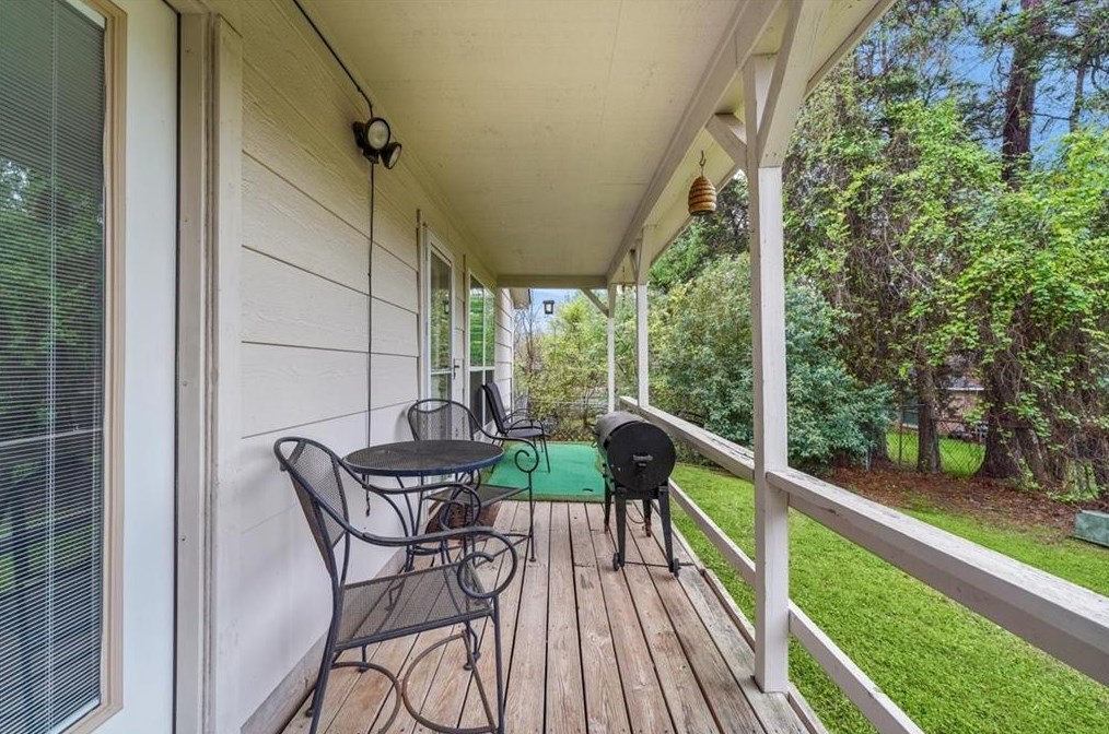 614 Normal Park Dr, Huntsville TX exterior