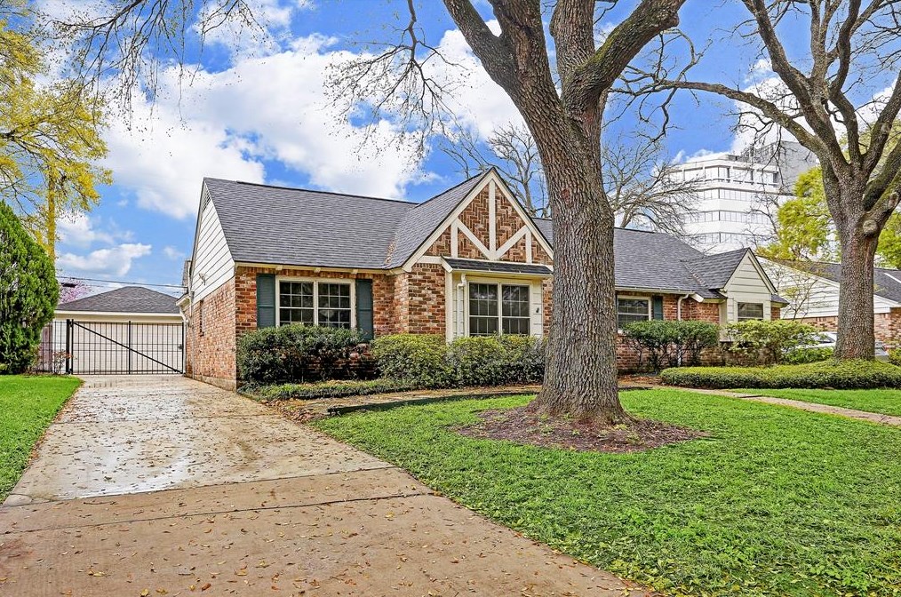 12714 Trail Hollow Dr, Houston TX  77024-4011 exterior