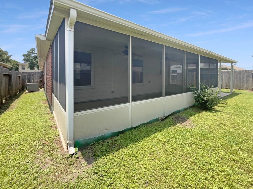 8303 Kingsbridge Meadow Dr, Houston TX  77083-7343 exterior