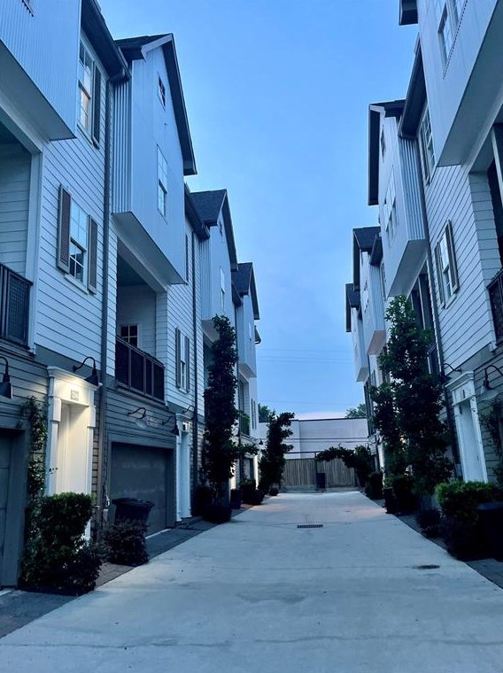 2234 Lou Ellen Ln, Houston TX  77018 exterior