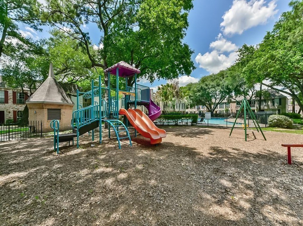 13054 Trail Hollow Dr, Houston TX  77079-3741 exterior