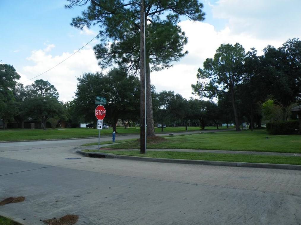 10626 Chimney Rock Rd, Houston TX  77096-5210 exterior