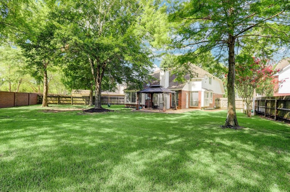 1810 Emerald Lk Ct, Houston TX  77062-8008 exterior