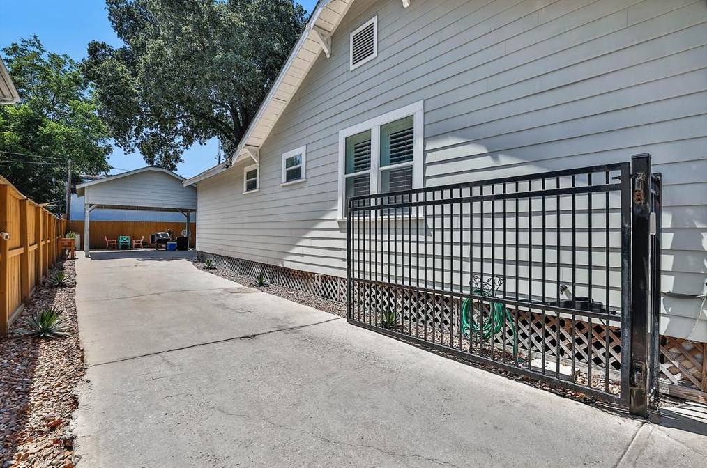 1311 Walton, Houston TX  77009-3037 exterior
