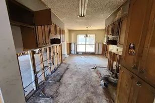 4401 Kitty Chapin Ave, Orange, TX 77632 - Photo 5