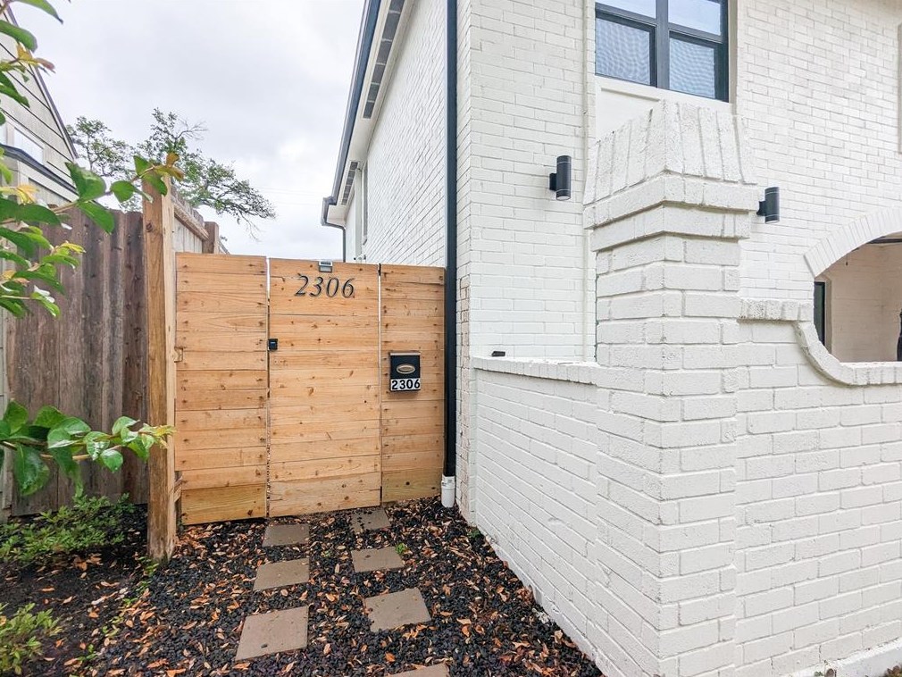 2306 Addison Rd, Houston TX  77030-1128 exterior
