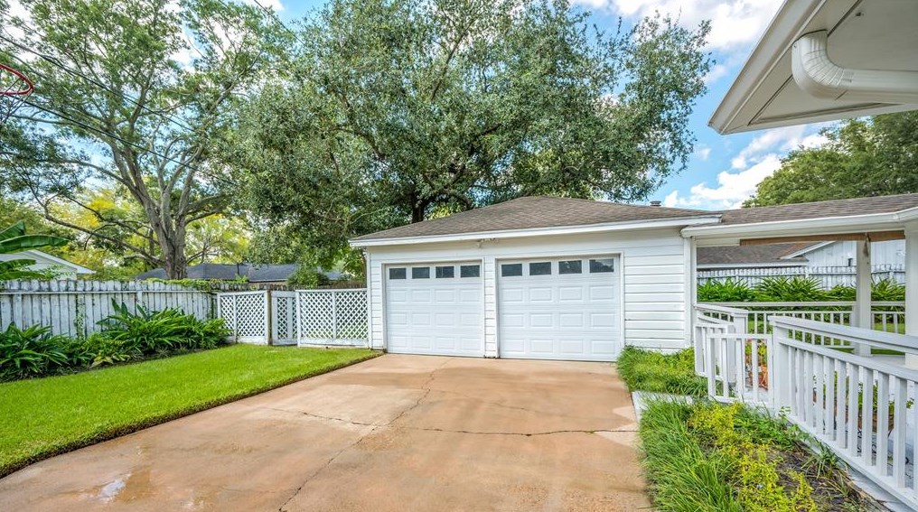 9503 Winsome Ln, Houston TX  77057-5611 exterior