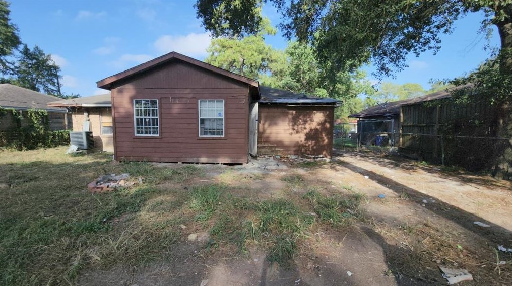 10106 Bretton Dr, Houston TX  77016-3214 exterior