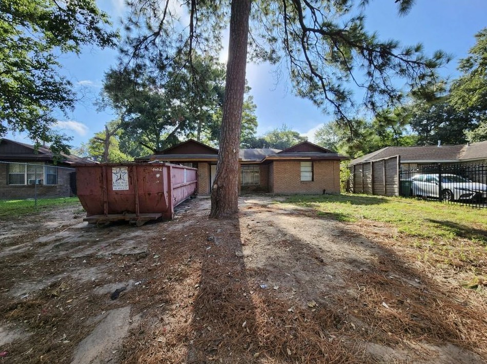10106 Bretton Dr, Houston TX  77016-3221 exterior