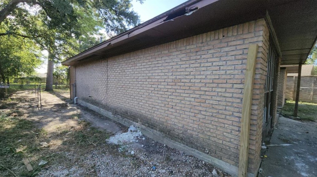 10106 Bretton Dr, Houston TX  77016-3221 exterior