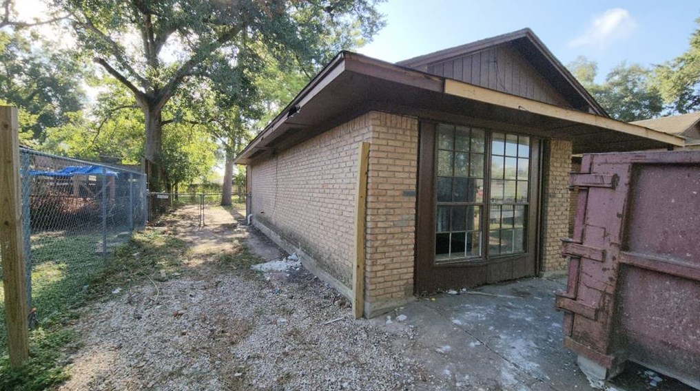 10106 Bretton Dr, Houston TX  77016-3221 exterior