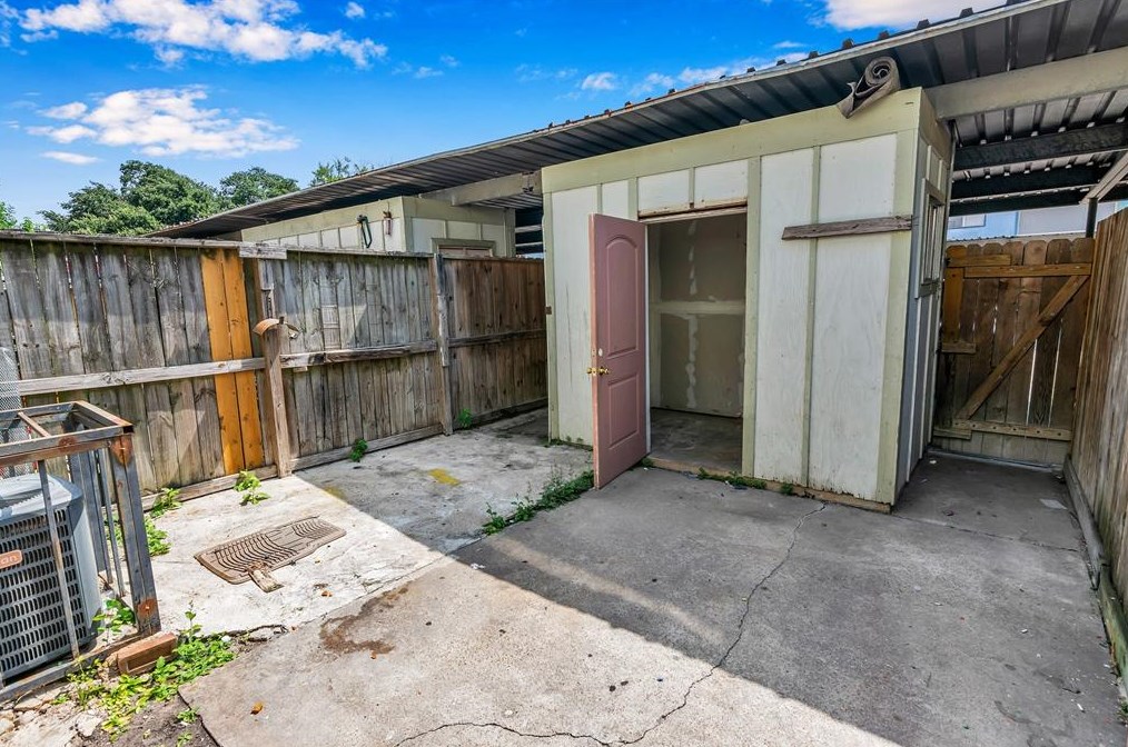 120 Goodson Dr, Houston TX  77060-4319 exterior